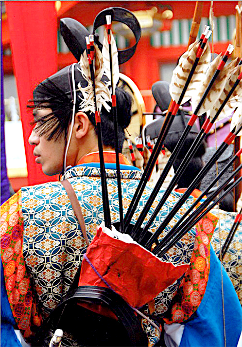 東京の下町を巡航し祭礼絵巻を繰り広げる神田祭出発を告げる発輦祭で日本の伝統装束を身にまとい矢を背負った若者の緊張する一瞬を撮る。
