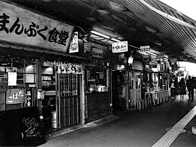 有楽町のガード下。当初はカラーで撮影しましたが、モノクロの方が時代を反映している様で、昭和色と言える。