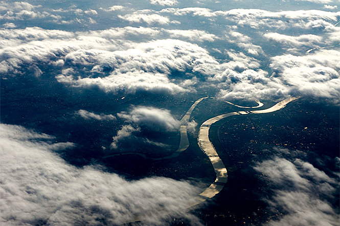 遠距離恋愛の彼氏に会いに、飛行機に乗っている最中に撮影しました。雲が幻想的で、その下からまるで龍のように現れた荒川と隅田川が印象的でした。