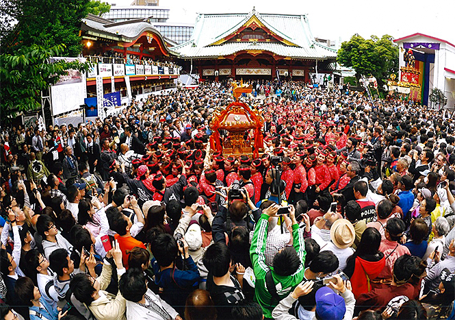 神田祭の華、女神輿が参拝を終えてお宮さんを後にする光景で、全体の人出も同時に表現。
