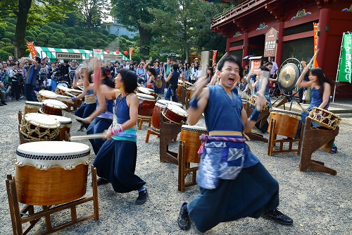 根津・千駄木下町祭りでの和太鼓演奏の一コマ。間近で撮り続ける私を意識したのだろうか、懸命のパフォーマンスを見せてくれました。