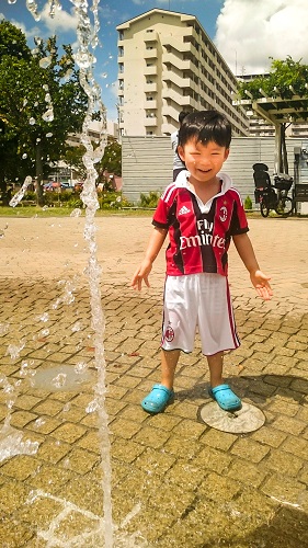 汐入公園にある噴水広場。息子は、水の動きが楽しいようです。