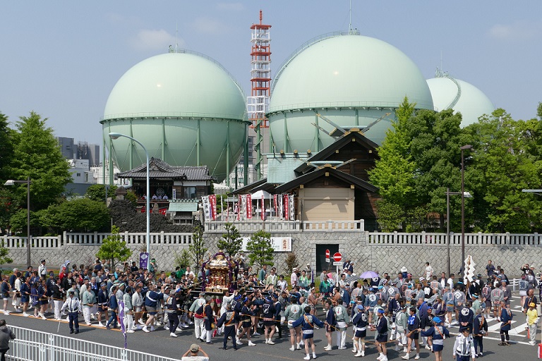 石浜神社ご神幸行列です。背景のご社殿とガスタンクの組み合わせの妙を撮ってみました。