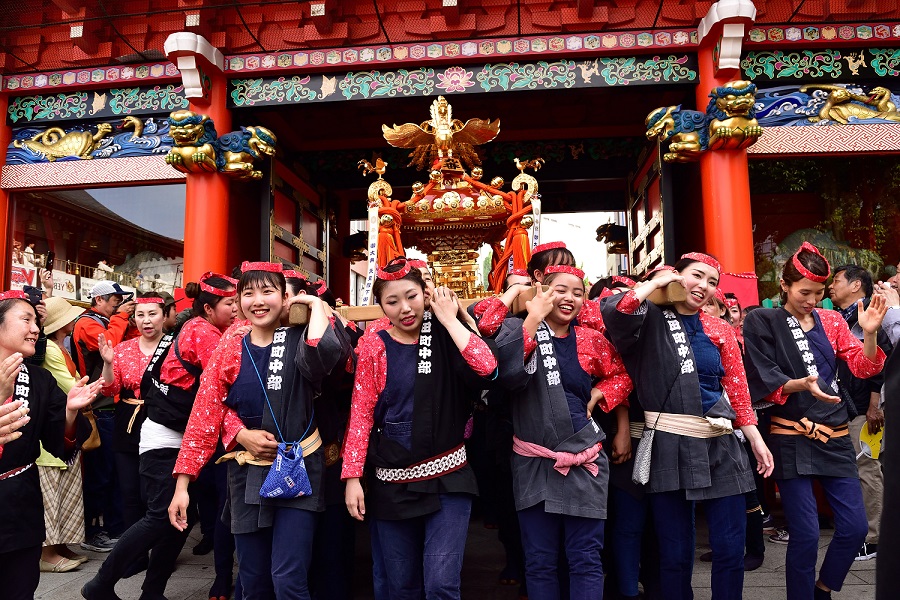 令和初の神田祭で、初めて神門から宮入する神田須田町中部町会の女神輿です。真っ赤な神門と女みこしの衣装の赤がベストマッチ！晴れ舞台を迎えたか担ぎ手のイキイキとした表情が素敵です。
