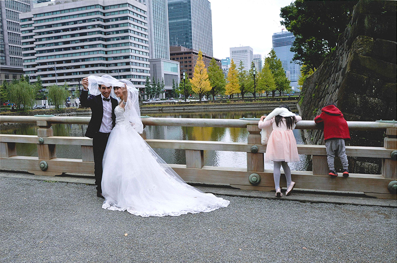 皇居前の和田倉公園の裏手で花嫁さんの写真を写している人にお願いし、都会の感じを出して写した